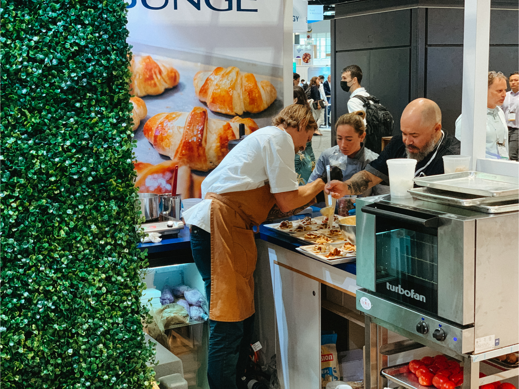 bunge_protein_ingredients_trade_show_booth_design_trade_show_strategy_expo_west_2023_chef_making_food_for_attendees